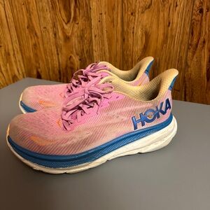 Hoka women’s Clifton 9 shoes size 8.5 W